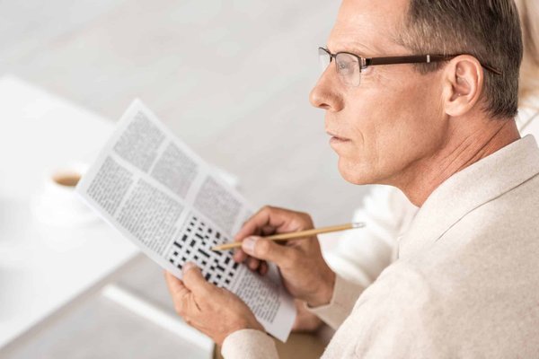 Quels sont les différents types de jeux d'énigmes en mots-cachés ?